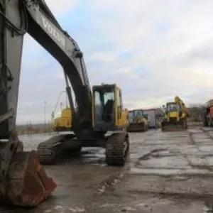 Гусеничный экскаватор Volvo EC290BLC.